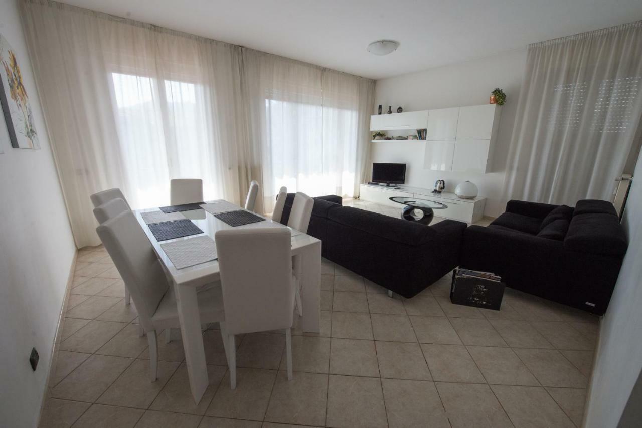 Silky House With Private Parking *
